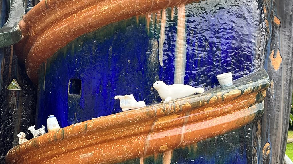 Nærbillede Bjørn Nørgaard Kantet krukke ved Vejen Kunstmuseum