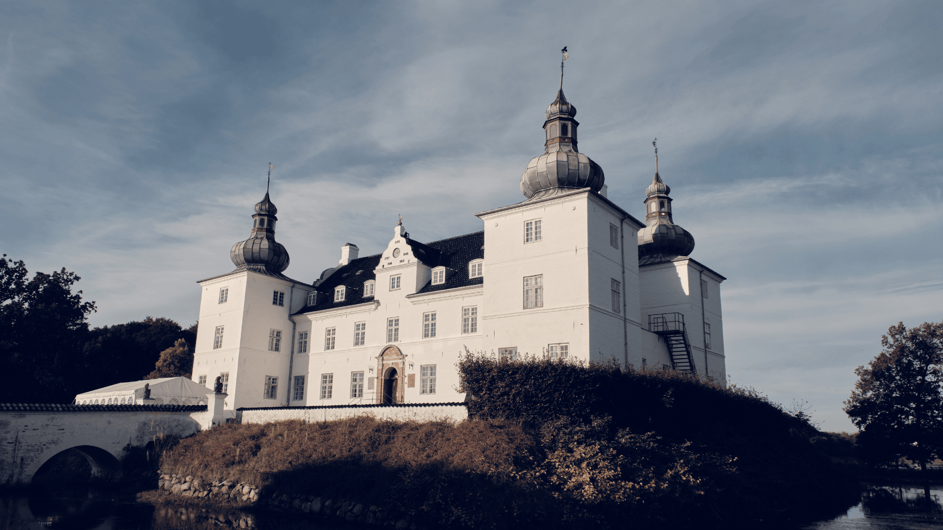 Engelsholm und Wassergraben von außen gesehen