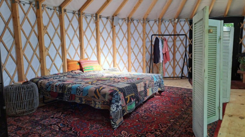 Geräumiges Doppelbett in der mongolischen Jurte von Harresø Have