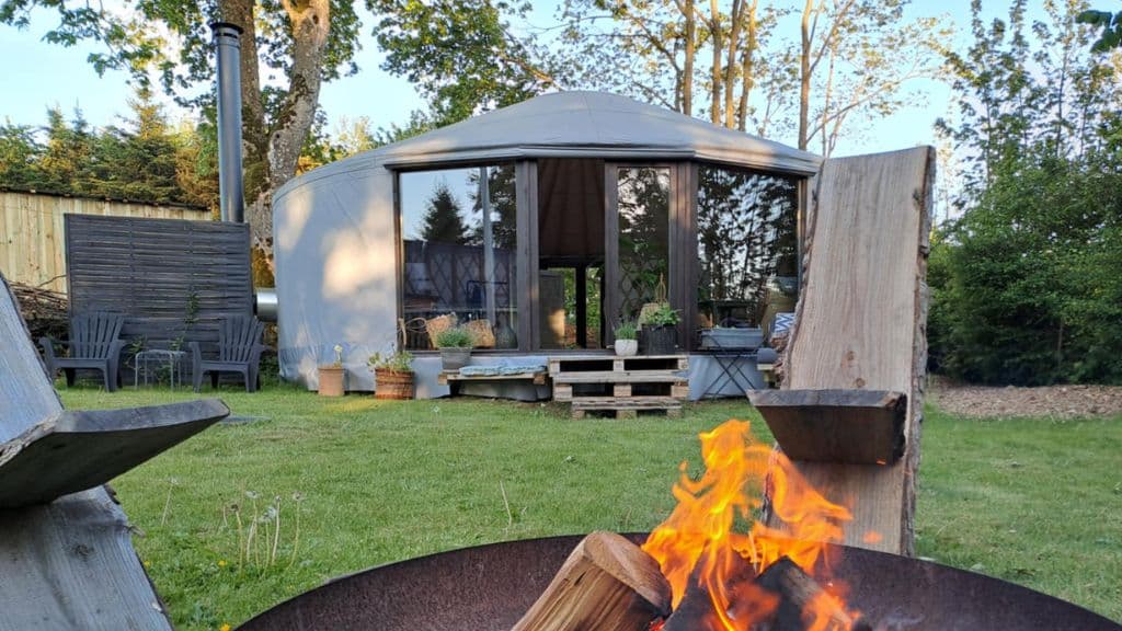 Feuerstelle bei Harresø Have mit gemütlichen Sitzgelegenheiten in der Natur