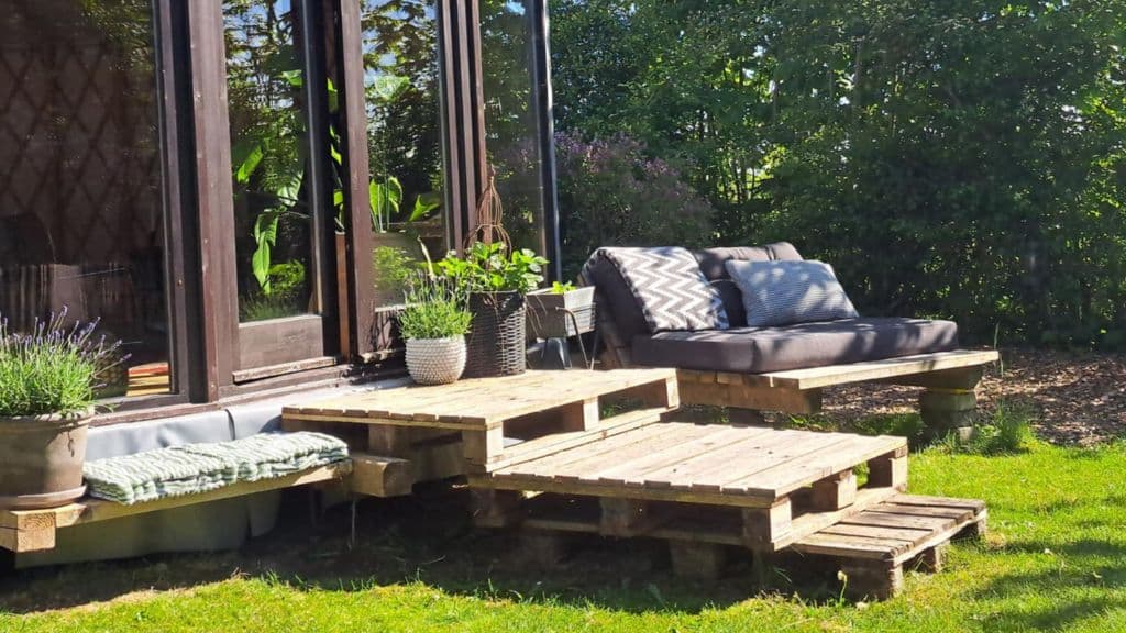 Loungebereich in der mongolischen Jurte von Harresø Have