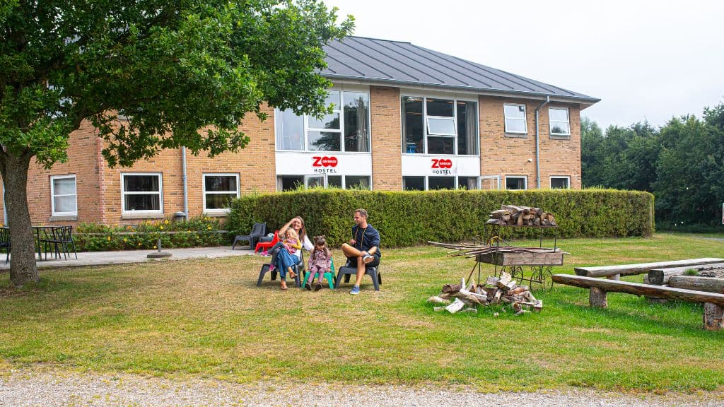 Gäste am Lagerfeuer im GIVSKUD ZOO HOSTEL